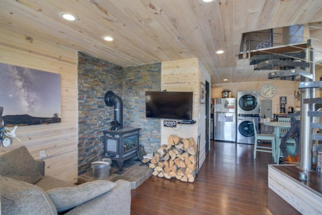 Stagetop House | Secluded Jefferson Cabin with Deck and Mountain Views!