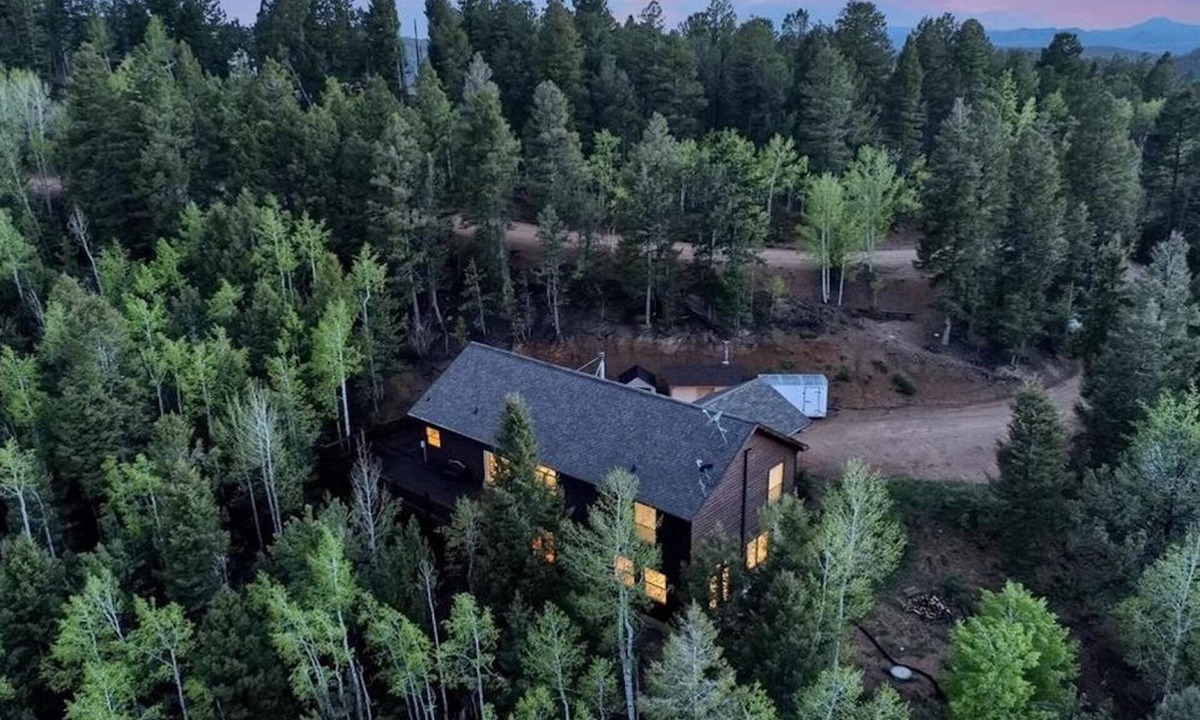 Rainbow Valley House | Secluded Modern Mountain Home, Views, Wifi, Hot Tub