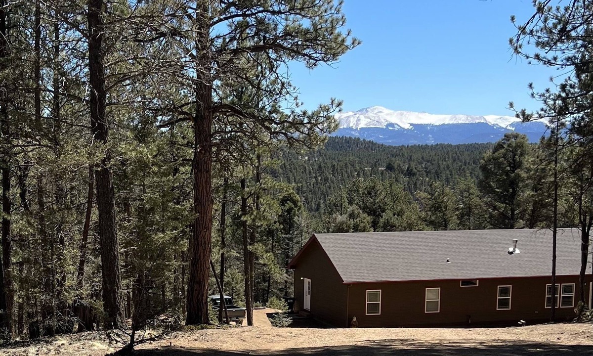 Florissant House | Secluded Spacious Mountain Cabin, Hot Tub, Big Kitchen, Fireplace 4 Treed Acres