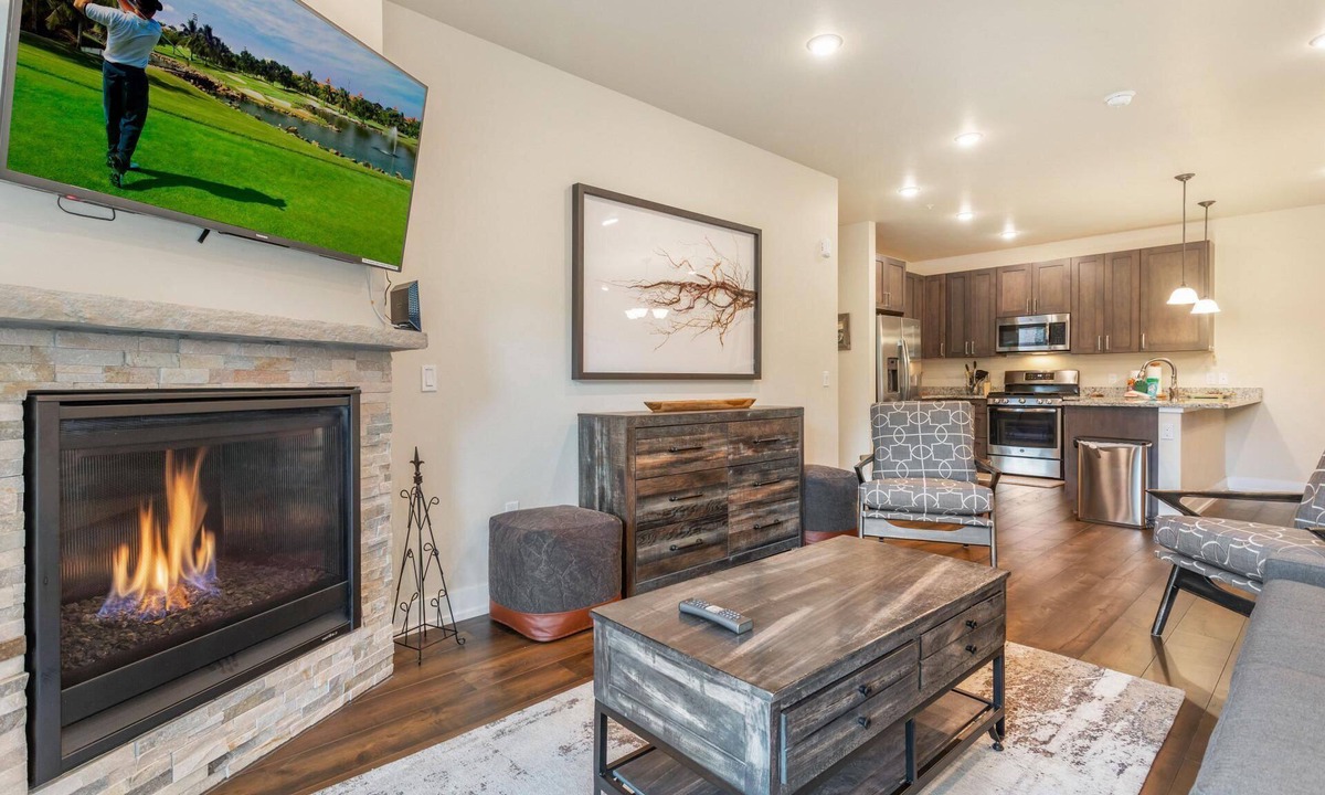 Dillon Condo | See Fall Colors on a Short Walk from This Modern Condo to Lake, Marina & Restaurants