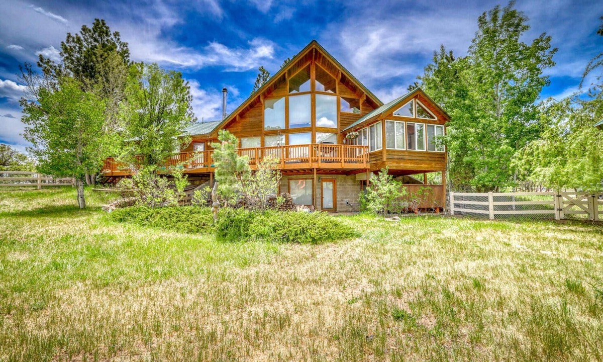 Pagosa Highlands House | See Fall's Changing Colors! Monte Vista Retreat: Hot Tub Pet-Friendly, Fenced Yard, Stunning Views!