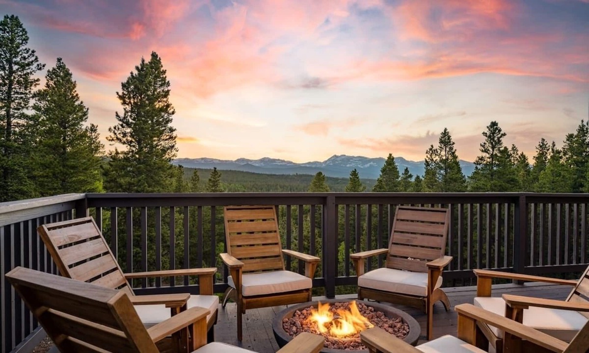 Black Hawk House | Serene Retreat: Amazing Views, HotTub, Sauna with XBOX