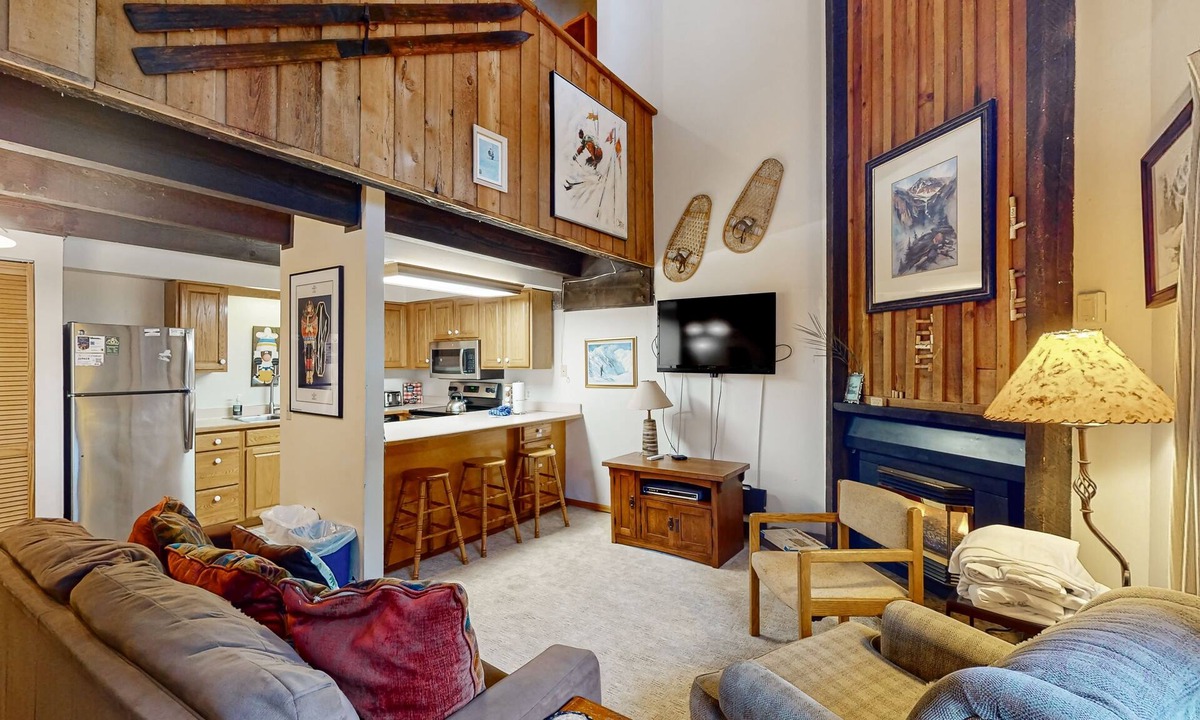 Copper Mountain Village Condo | Serene ski-in/out condo with Shared Hot Tub - Access to Lifts