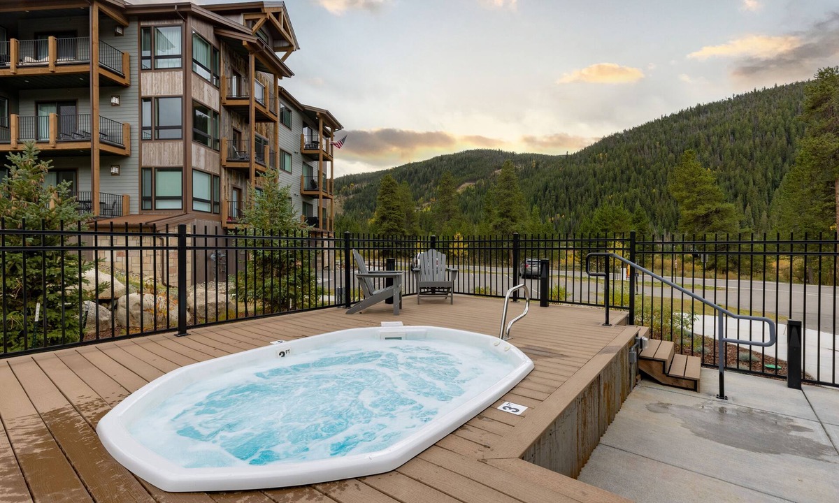 Lakeside Village Condo | Short Walk to Slopes/Shared Hot Tub/Sweeping Mountain Views