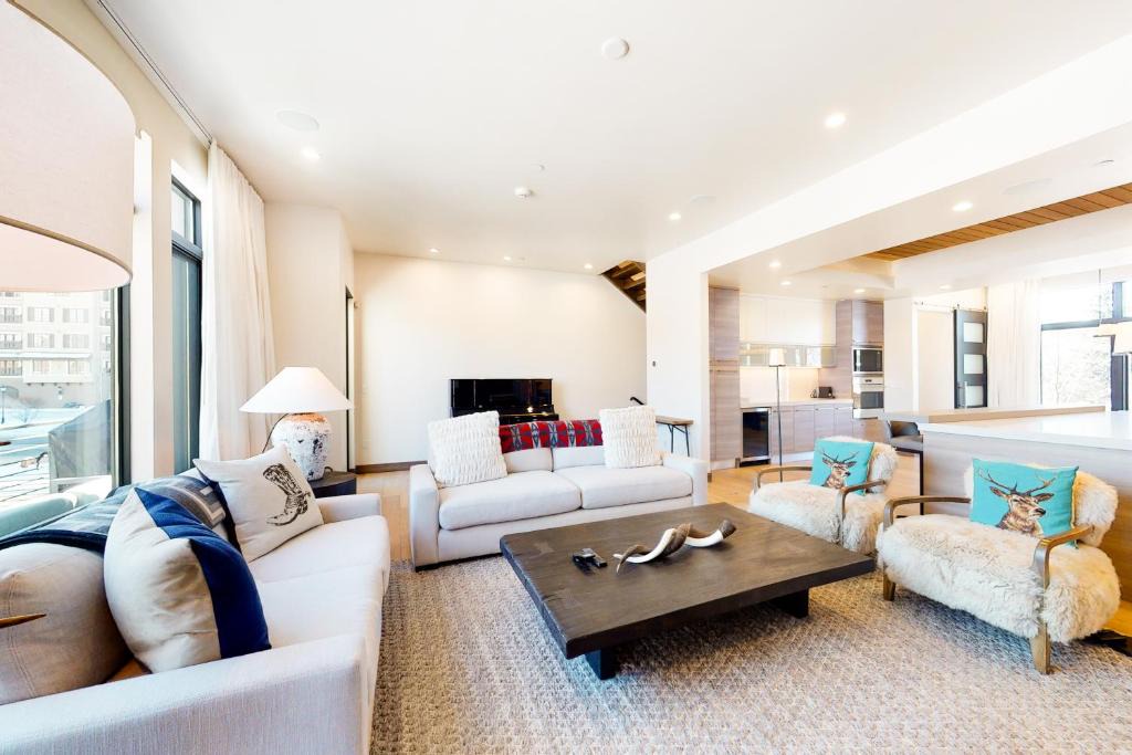 Avon House | Ski Mountain Basecamp
