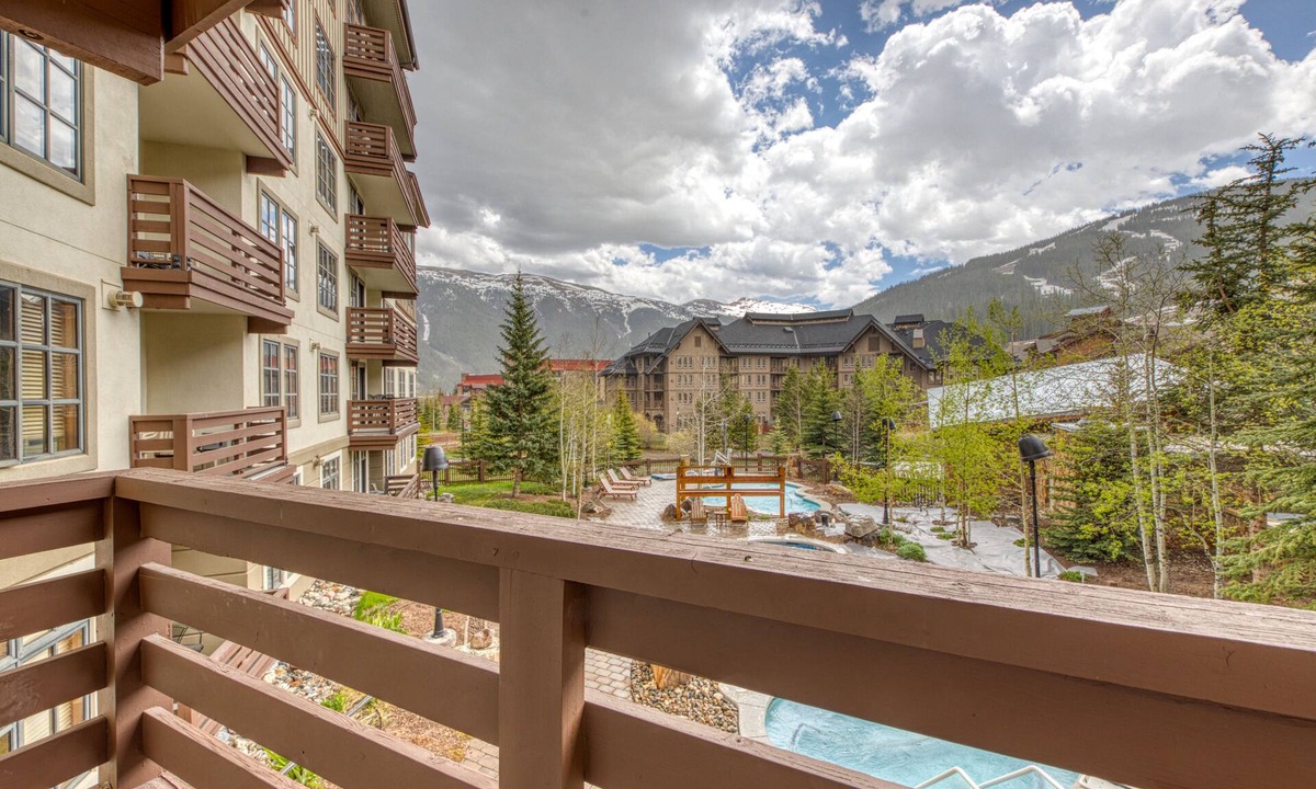 Copper Mountain Village Condo | Ski-view condo with hot tub & fitness room - walk to lifts & dining