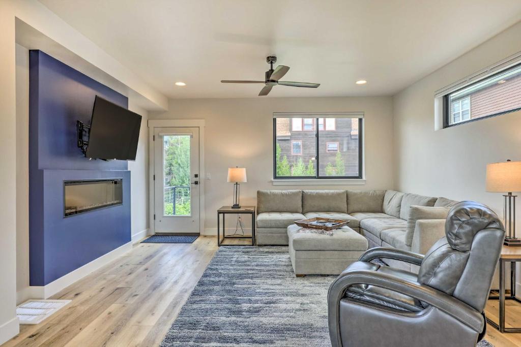 Fraser House | Sleek Fraser Townhome Less Than 8 Mi to Winter Park!