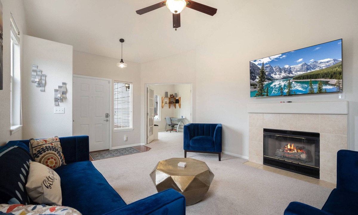 Centennial House | Sleepover in Centennial large backyard near everything. Pets Welcome