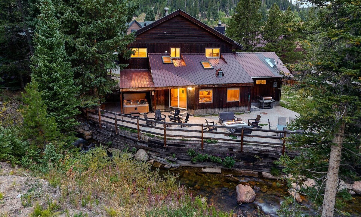 Old Town House | Slopeside River Front Luxury Chalet I HotTub I Firepit I Views I Best Price I Discounted Attractions