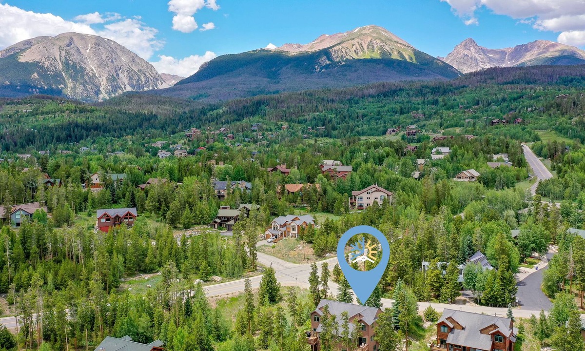 Three Peaks House | Snowy Paws at Eagles Nest Townhome: Cozy Mountain Getaway