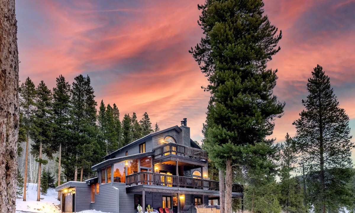 Blue River House | Spacious 3-Story Breck Mountain Home - Pet-Friendly, Peak 10 Views & Hot Tub