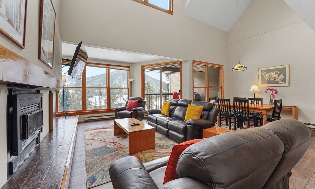 Keystone Condo | Spacious 3rd Floor Walk-up amongst Mature Pines, Private Balcony with Views