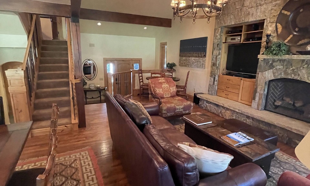 Eagle-Vail House | Spacious 4 bedroom Golf Course Home w/Hot Tub by Gorecreek Rentals
