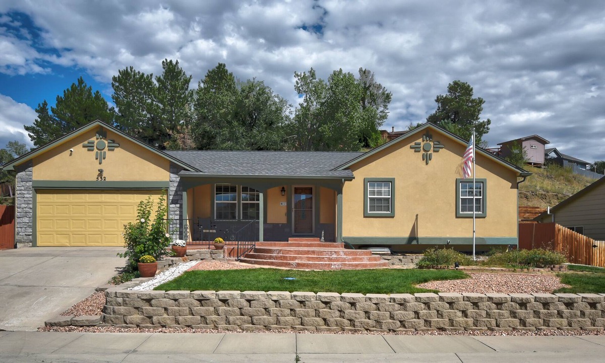Cheyenne Meadows House | Spacious 5 BDR 3 BA House with Hot Tub, BBQ, Fire Pit, Home Gym, Mountain View