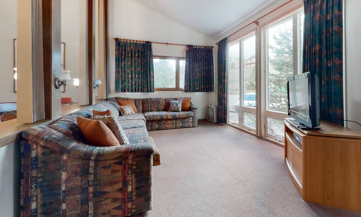 Silvercreek House | Spacious Condo + Loft w/Shared Outdoor Heated Pool, Private Hot Tub, & Free WiFi