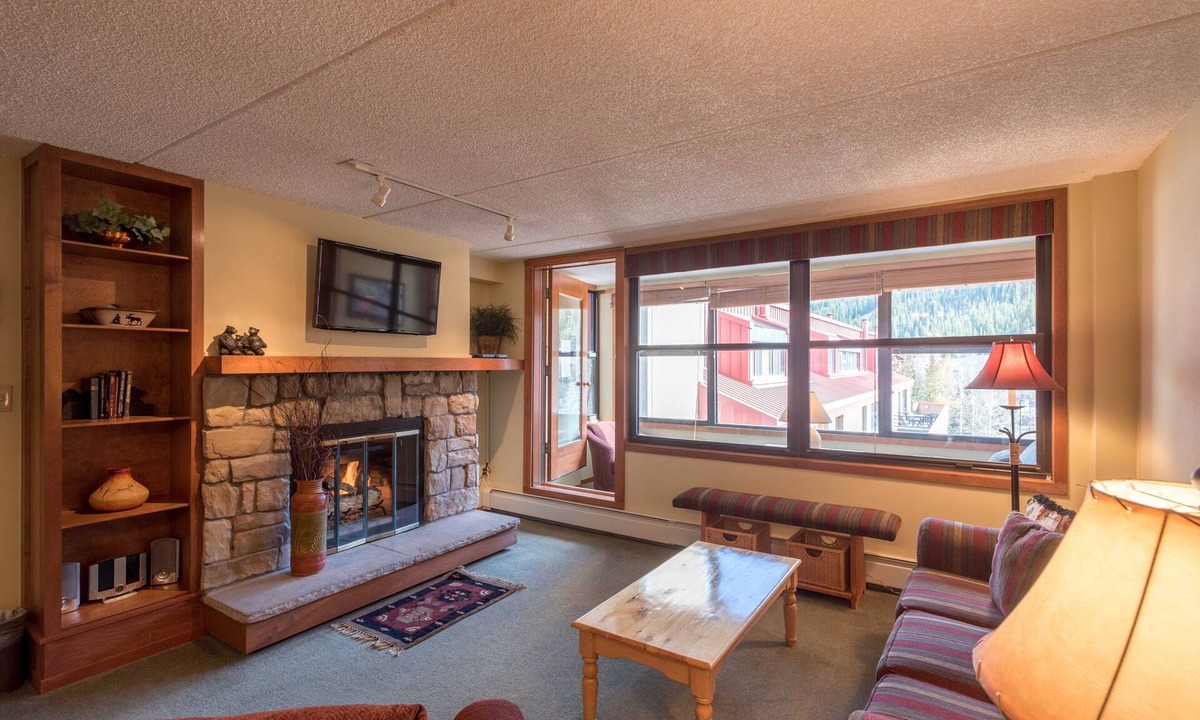 Copper Mountain Village Condo | Spacious condo just steps away from main lifts, hot tub, free wifi & parking