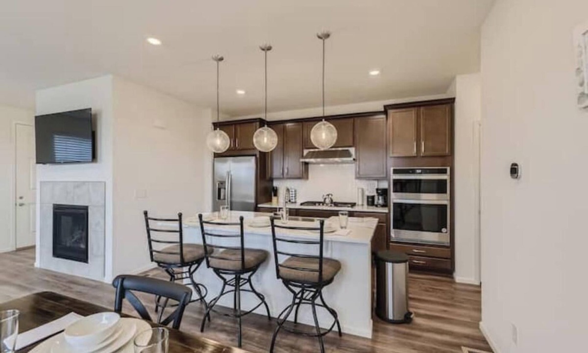 The Pinery House | Spacious Cozy Retreat with Fireplace between Parker & Castle Rock
