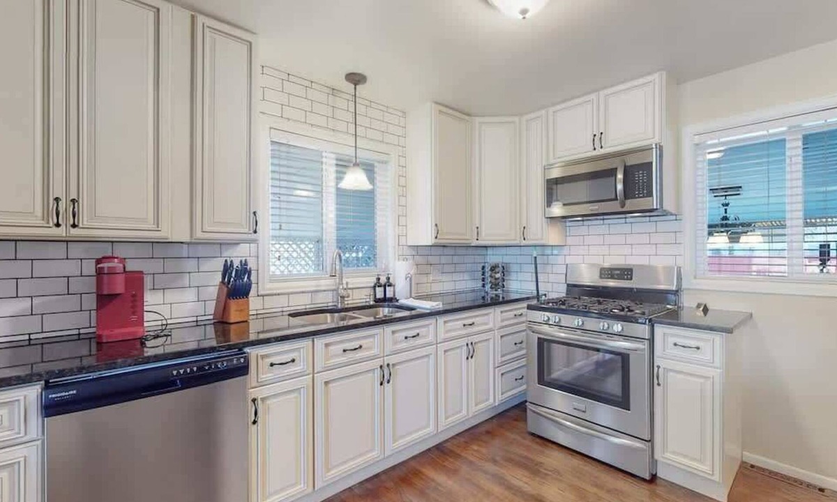 Twin Lakes House | Spacious Family Home, King Beds Large Yard and Fun