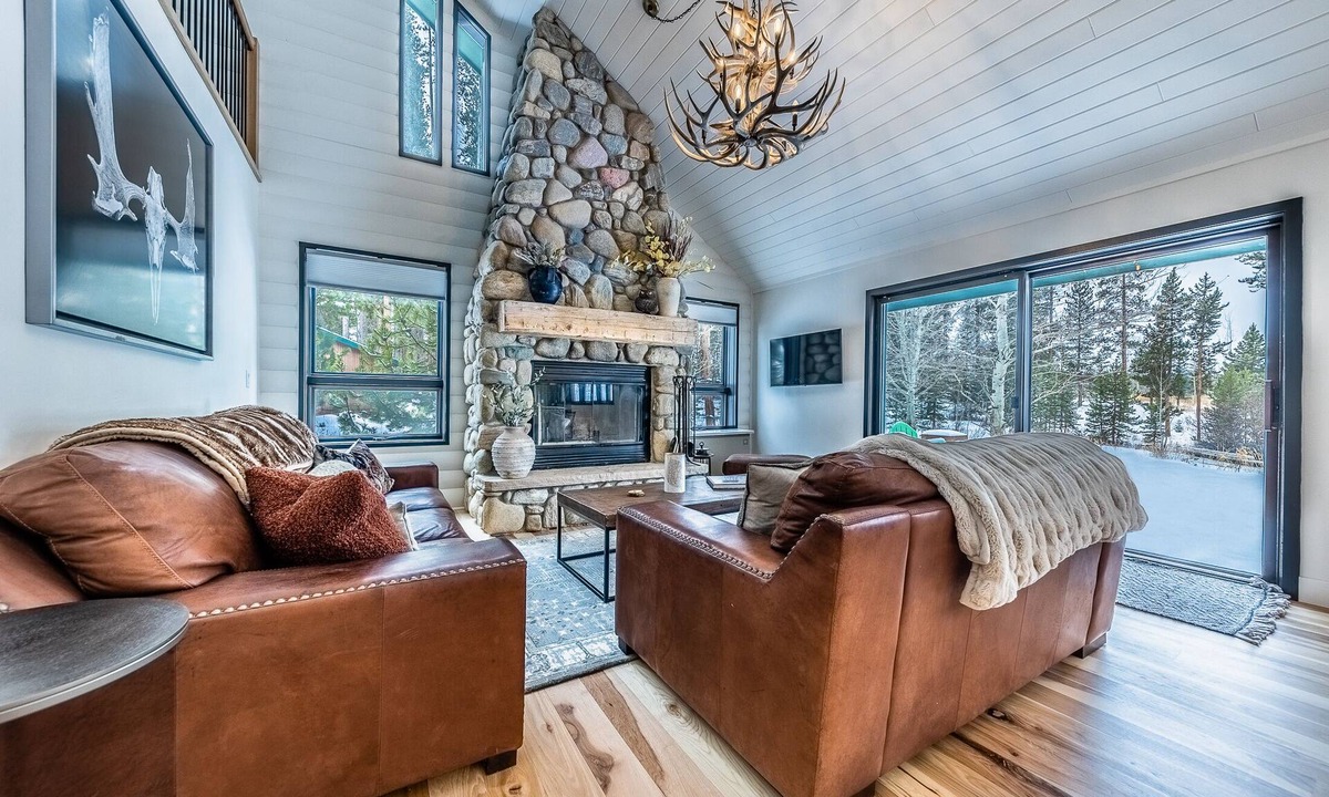 Fraser House | Spacious remodeled home w/Yoga Studio, private hot tub, mountain views.
