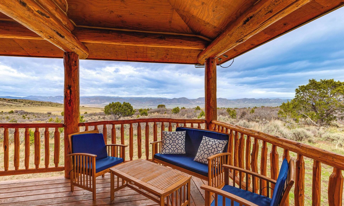 Glenwood Springs Cabin | Spacious Rifle Cabin w/Deck + Mountain Views!
