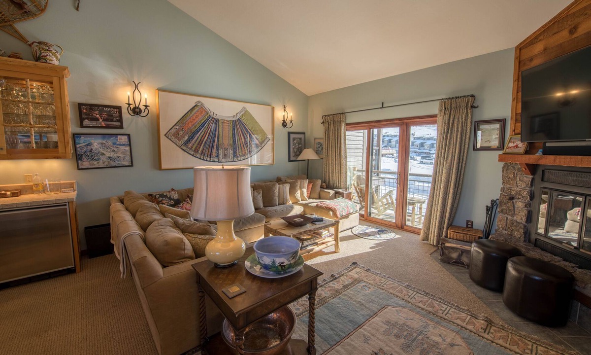 Crested Butte Condo | Spacious ski in double condo prime base area location by Mountaineer Square.