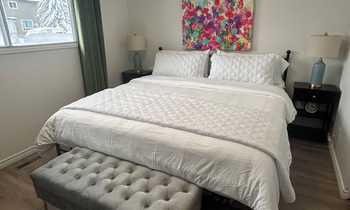 Cedarbrae House | Spacious Space, Sleeps 8, Close to Spruce Meadows