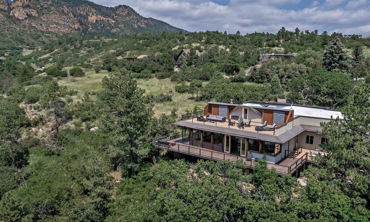 Cheyenne Canyon House | Spectacular Views - Stunning Modern Broadmoor Home