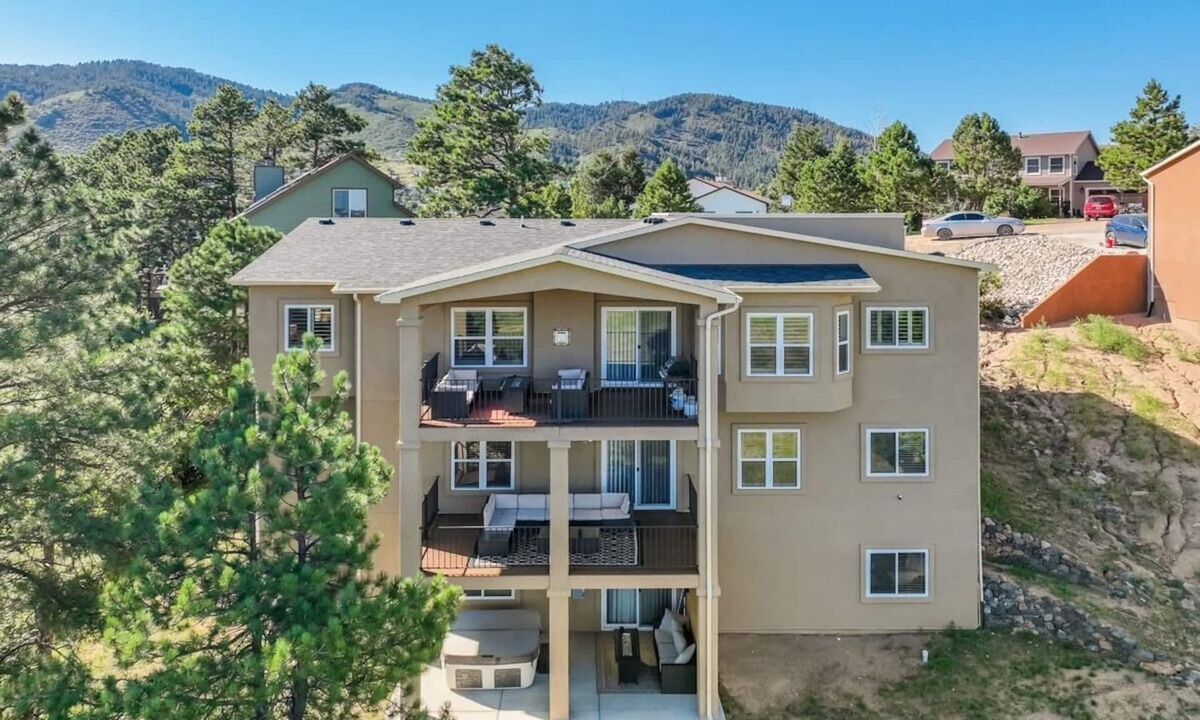 Palmer Lake Villa | Stargazer Paradise! Hot Tub, Gym & Man Cave