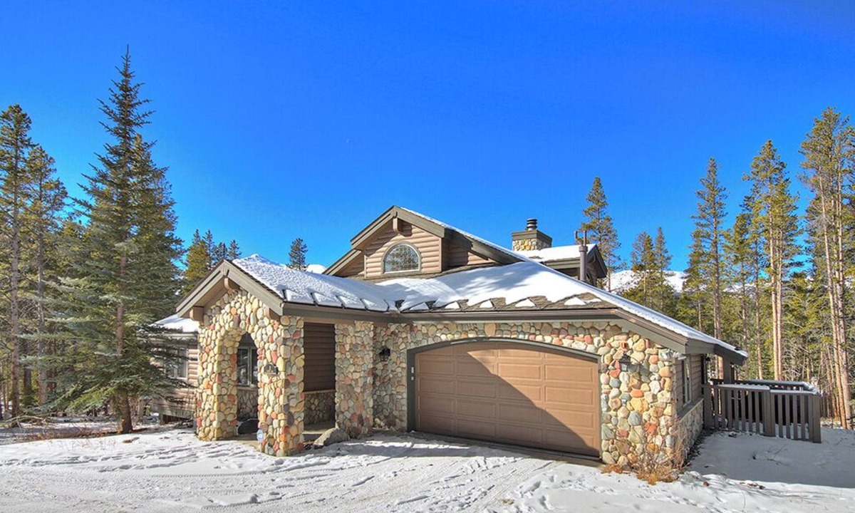 The Highlands House | Stay at Evergreen Lodge, a secluded home with a private hot tub and private ski shuttle.