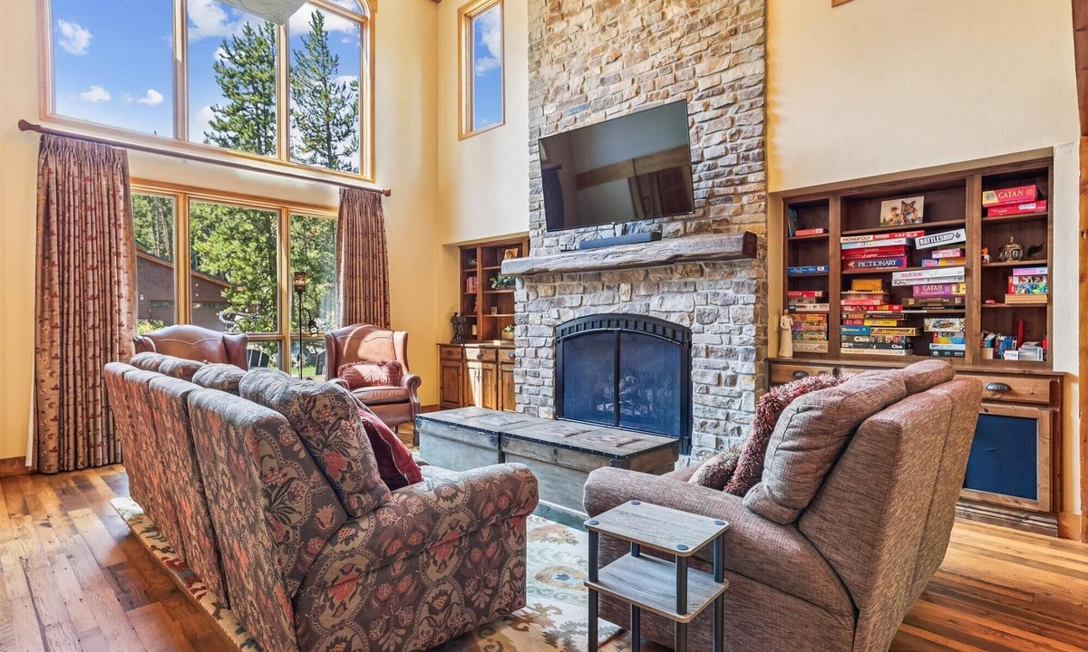 Trafalgar House | Stay at Friendly Fox Chalet, a large pet friendly home in a great location.
