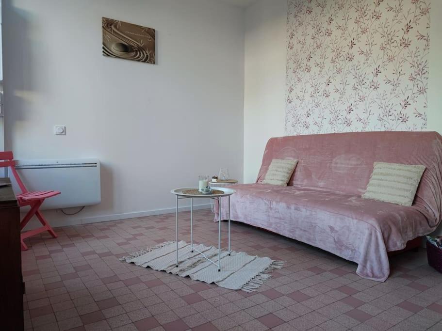 Joigny Apartment | Studio avec une cour.