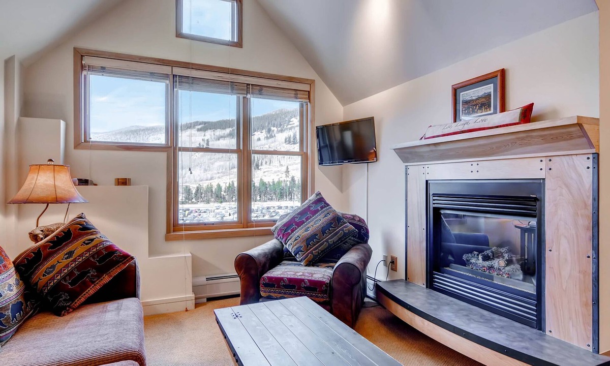 River Run Condo | Studio condo w/full kitchen Walk to the slopes Kids Ski Free by RedAwning