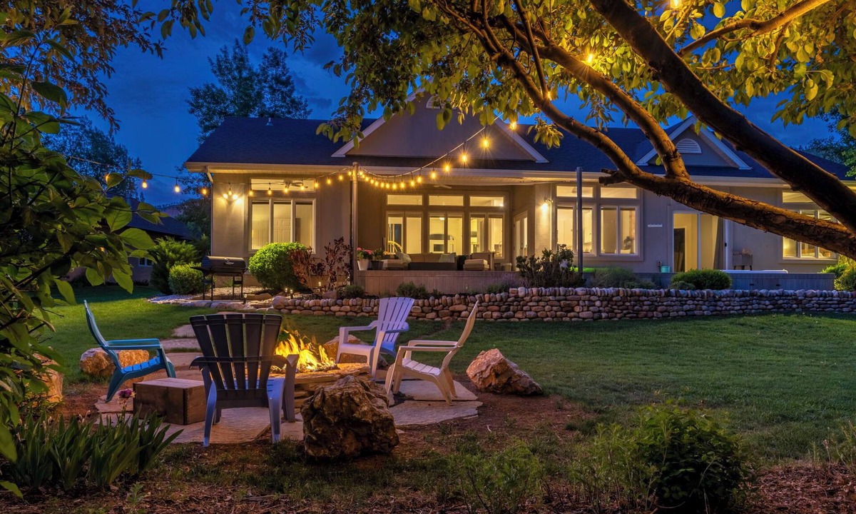Dalton Ranch House | Stunning Home with Hot Tub, 2 Fire Pits on Golf Course! Views of Cliffs and Pond