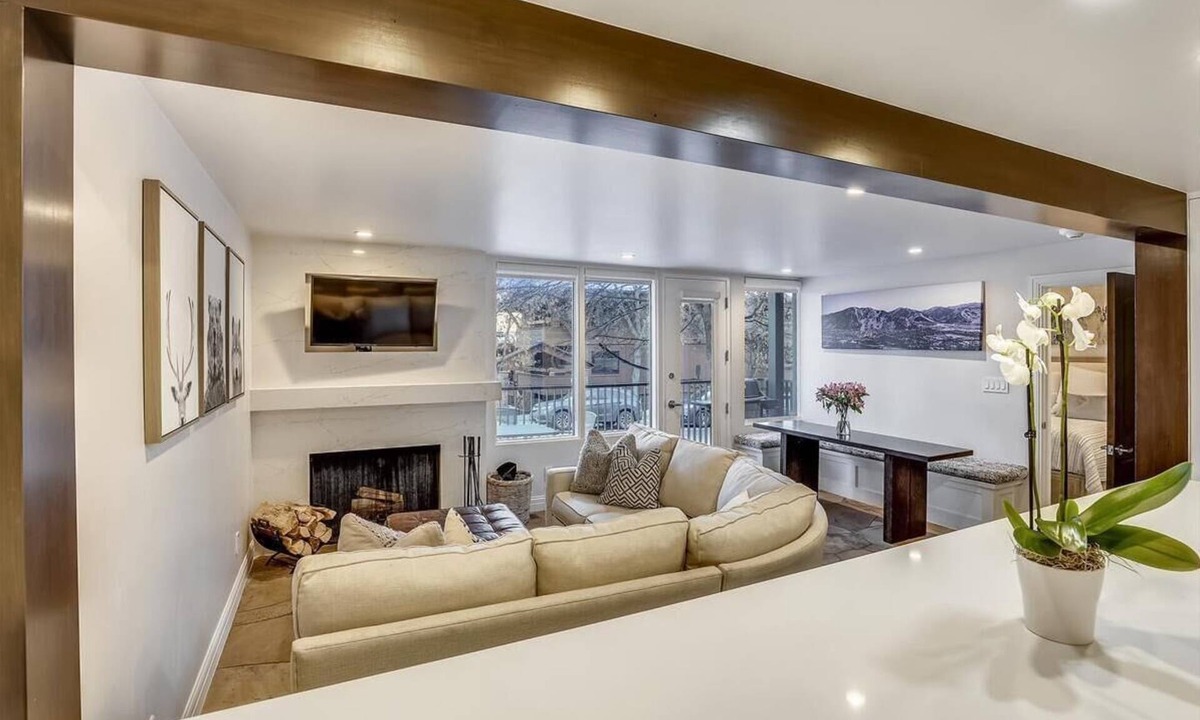 Downtown Condo | Stunning Ski-In/Ski-Out Condo w/Pool & Hot Tub