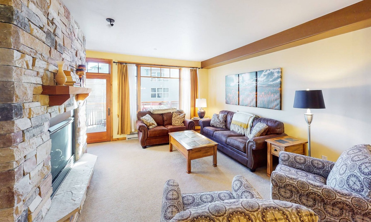 Frisco Condo | Stylish Condo w/Mountain View, Shared Hot Tub, Free WiFi, Elevator - Near Skiing