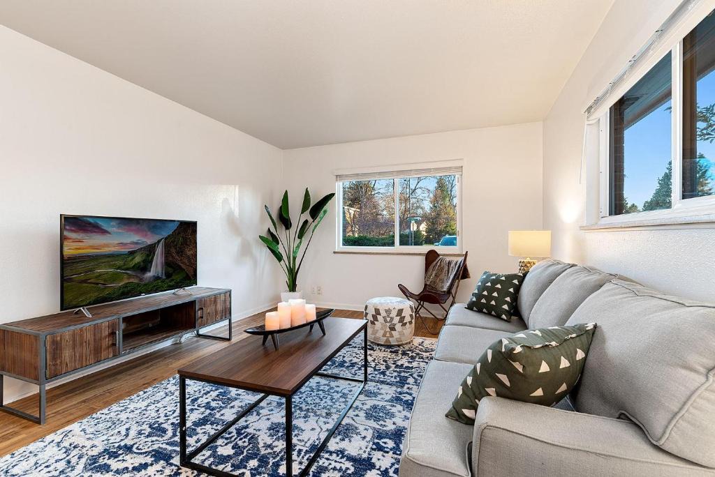 University Acres Apartment | Stylish Getaway with Designer Touches - Free Bikes