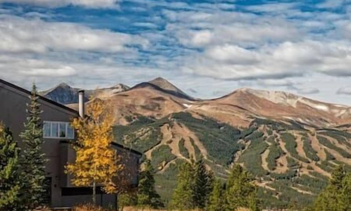 Baldy Mountain Resort | Suite Sleeps 6 | Hot Tub | Lounge | Concierge