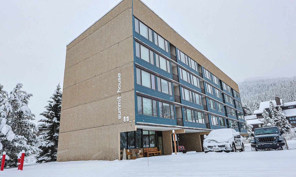 Copper Mountain Village Condo | Summit House Short Walk to Skiing, Covered Parking Balcony w/Panoramic Views