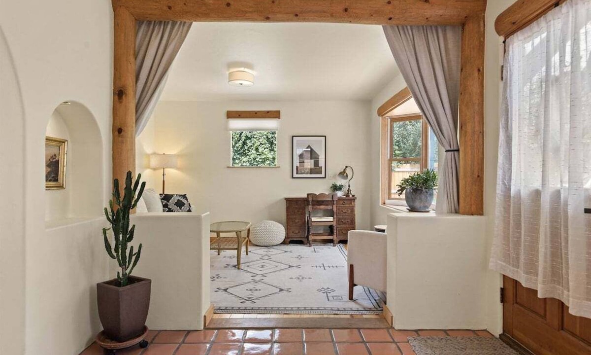 Carbondale House | Sunflower House | Historic Gem Steps from Main St.