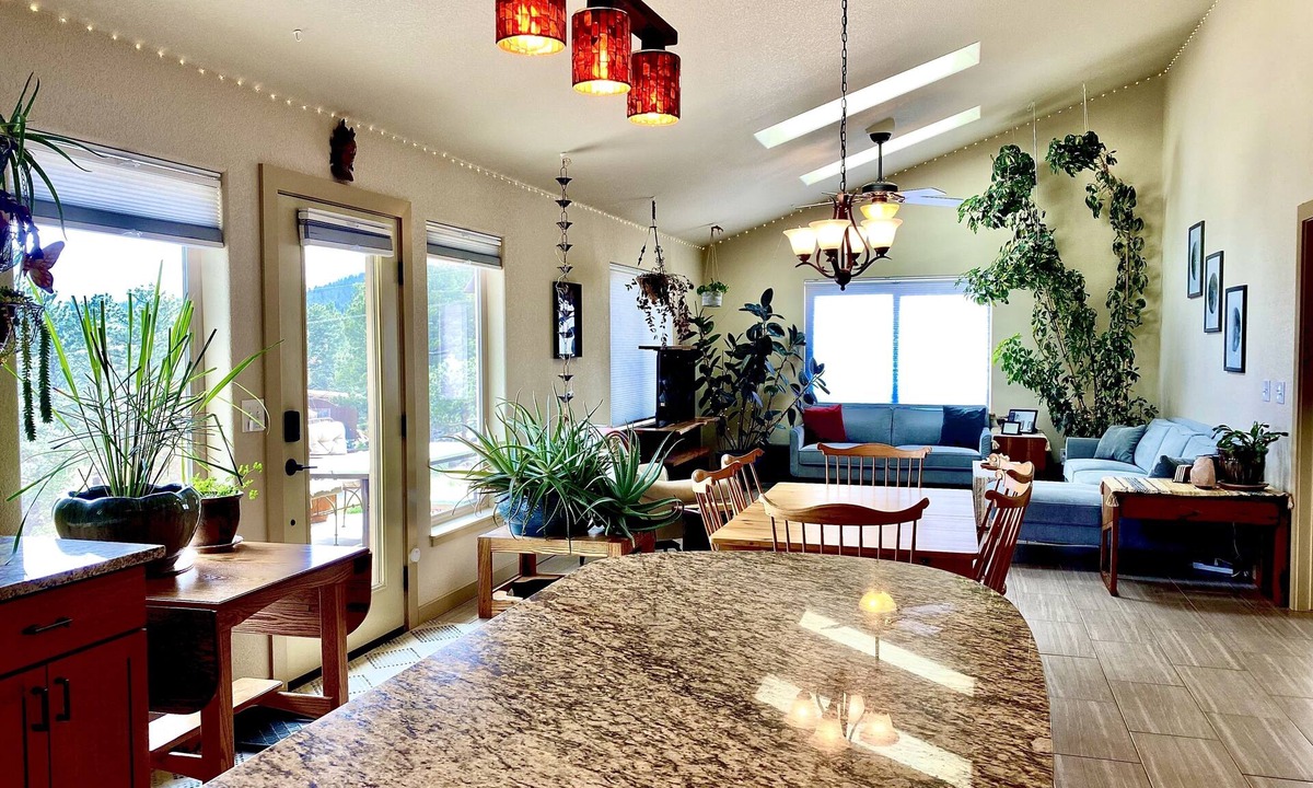 Nederland House | SunKissed Modern Home, Hot tub