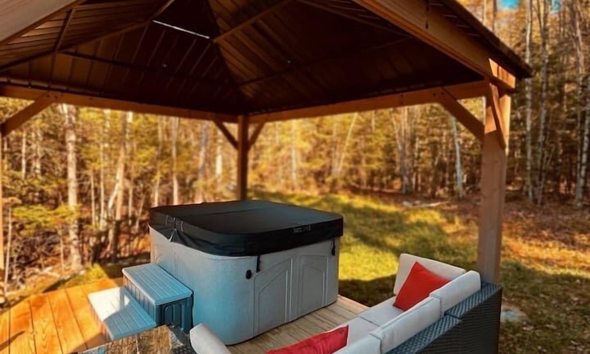 Whitefield House | Sunny Waterfront Cottage at FarAway Pond
