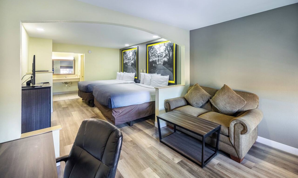 Greater Belhaven Hotel | Super 8 by Wyndham Jackson MS Near the Fairgrounds