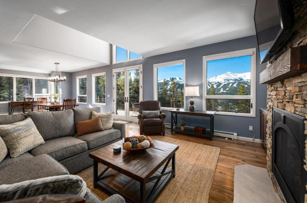 Forest Hills House | Ten Peaks Lookout Home Incredible Views Hot Tub