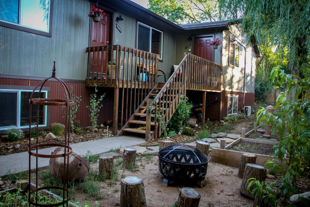 Carbondale House | The 8th Street Retreat