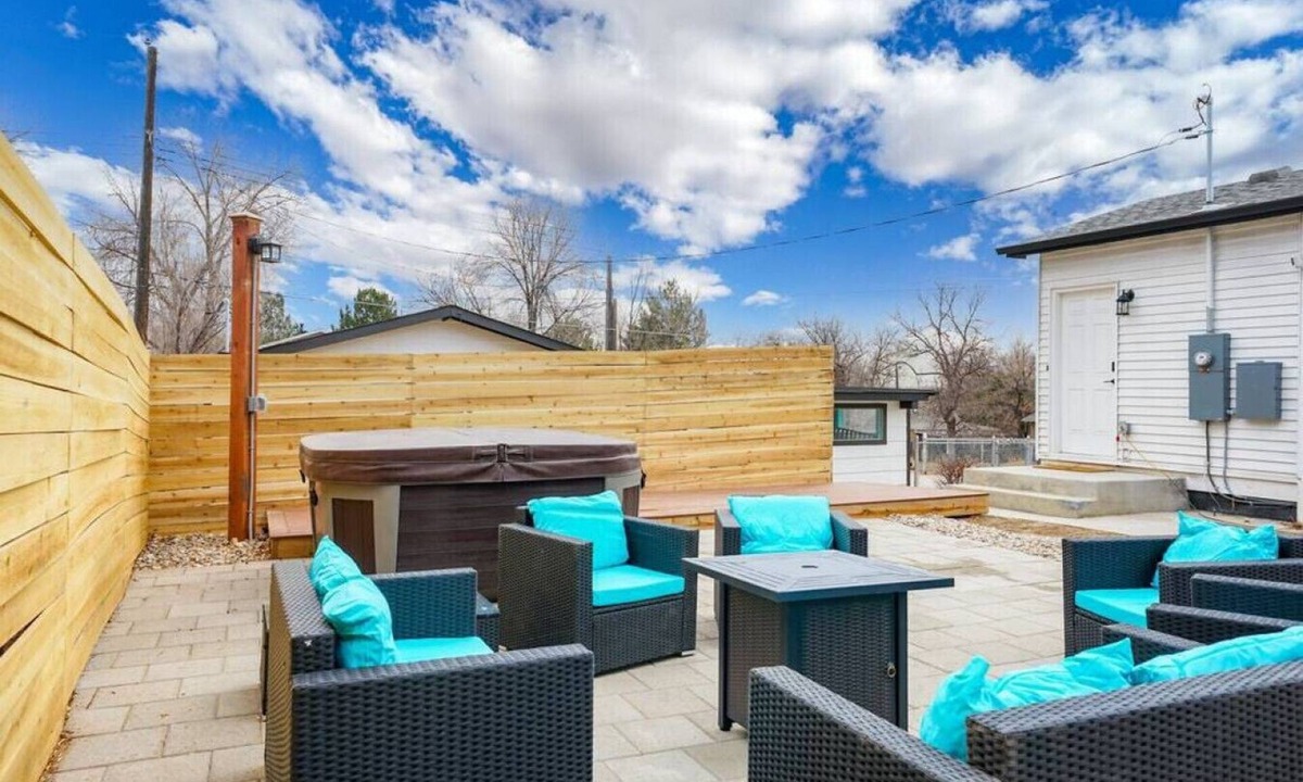 West Colorado Springs House | The Autumn House · 3BR· Hot Tub·Yard·Pet Friendly·10 Mins to Garden of the Gods!
