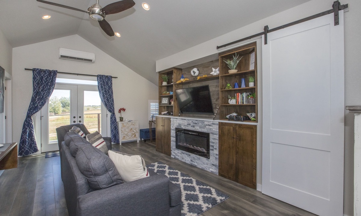 Frederick Apartment | The Bird House of Frederick with Open Space & Lake Views!