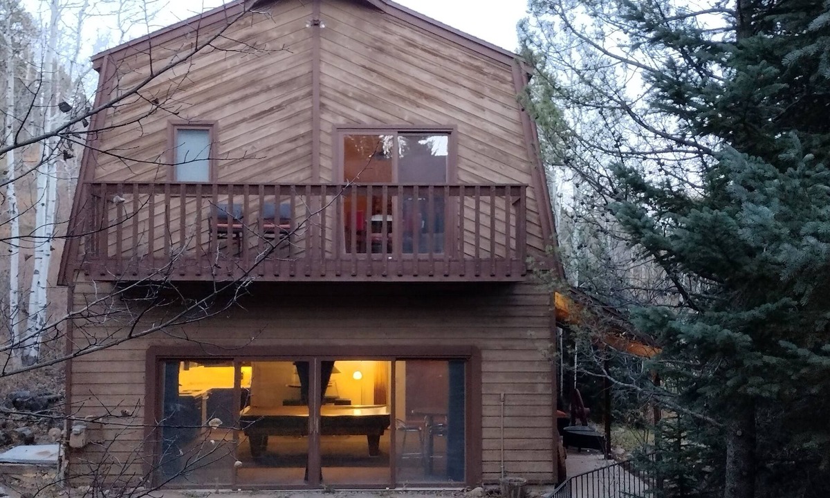 Black Hawk Cabin | The Cabin at Creekwood is a 2-story guest house tucked away on 10 mountain acres