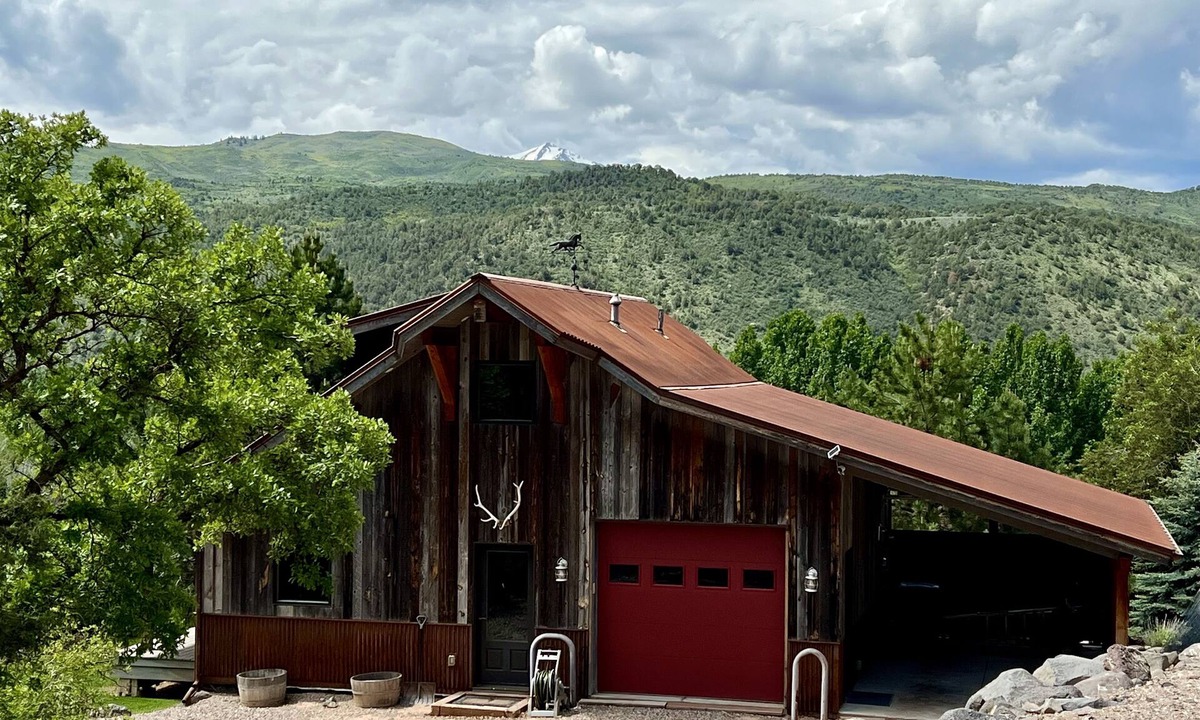 Cerise Ranch House | THE CARRIAGE HOUSE-Daily, weekly and monthly rentals.