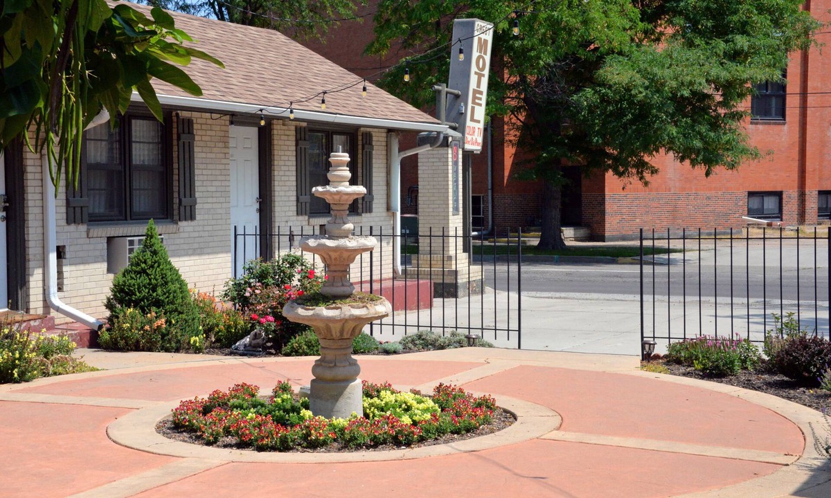 Sterling Hotel | The Crest Motel in Colorful Colorado