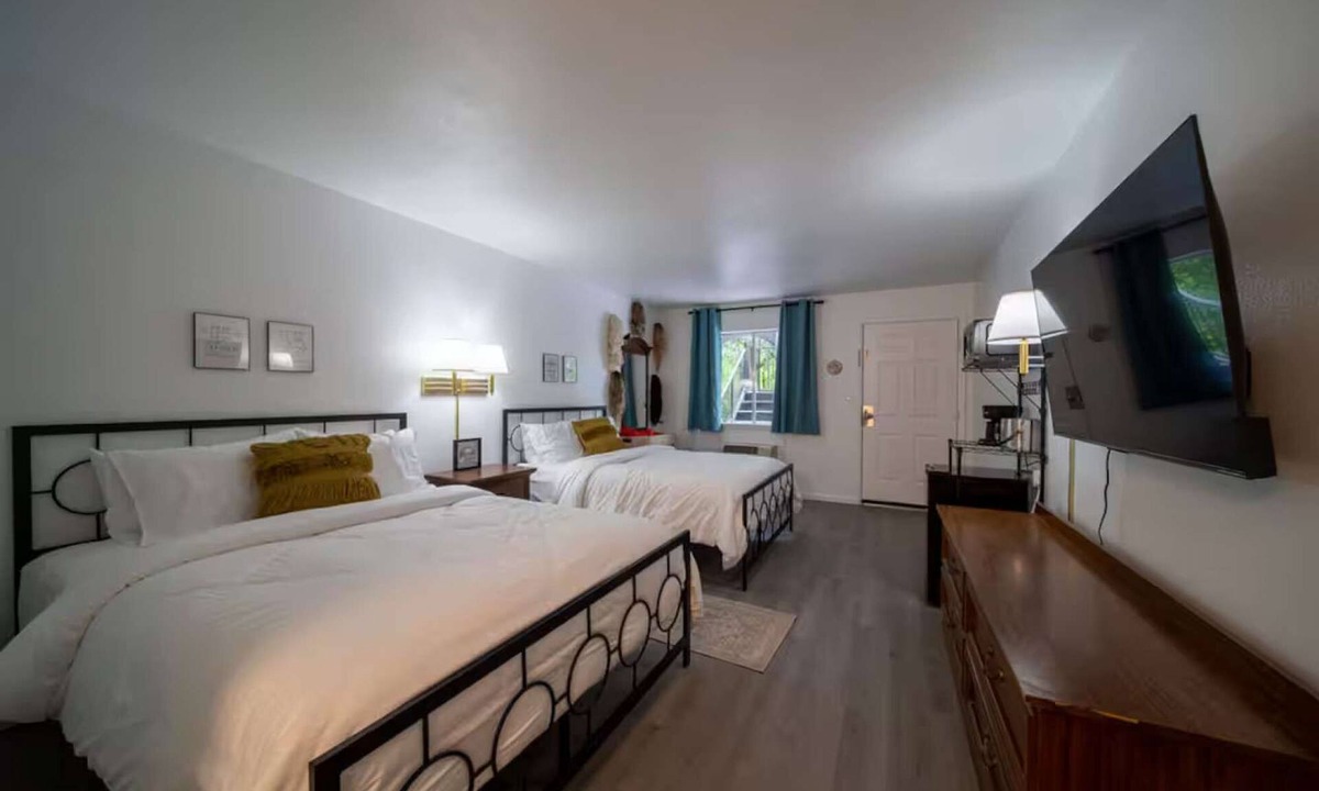 Eureka Springs Historic District Hotel | The Crows Have Eyes Room! #1